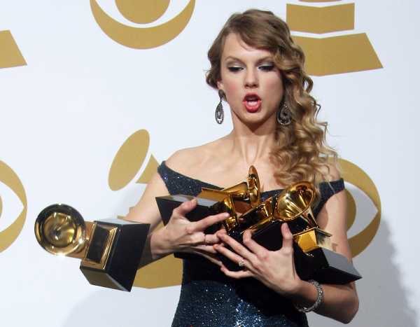 Taylor-Swift-Grammys-Song-of-the-Year-Award-Winner-e1455606746354